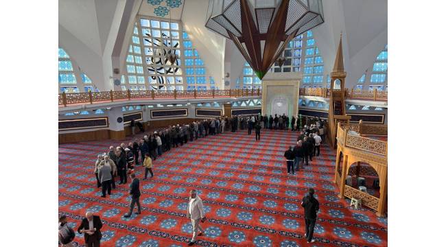 KAYMAKAM BAYRAM NAMAZININ ARDINDAN MERKEZ CAMİİ’NDE VATANDAŞLARLA BAYRAMLAŞTI