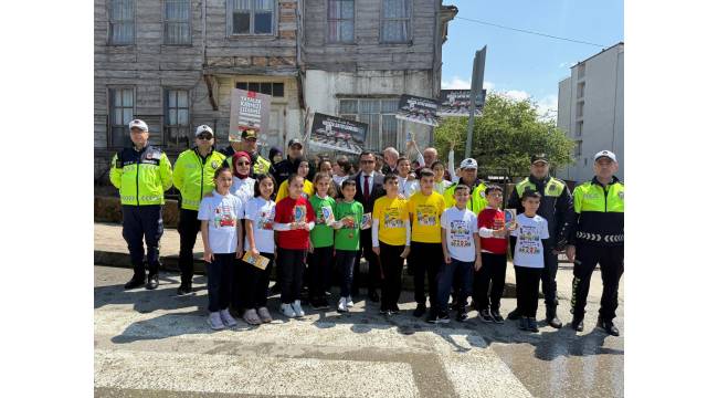 TRAFİK HAFTASI ETKİNLİKLERİ KAPSAMINDA ÖĞRENCİLERDEN SÜRÜCÜLERE FARKINDALIK ÇALIŞMASI