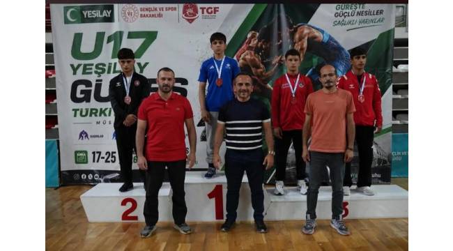 Düzceli Güreşçi Ensar Demirbayraklı Türkiye Üçüncüsü Oldu