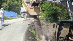 Sarıyayla Köyü’nde Heyelan Bölgesinde Taş Tahkimatı ve Dolgu Çalışmaları Sürüyor