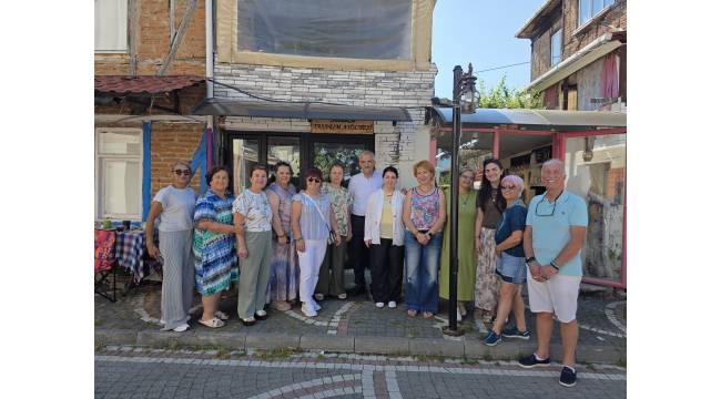 Vali Mehmet Makas ve Eşi Elif Makas, Akçakoca Yukarı Mahalle Yöresel Ürünler Pazarı'nı Ziyaret Etti