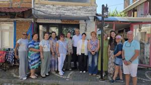 Vali Mehmet Makas ve Eşi Elif Makas, Akçakoca Yukarı Mahalle Yöresel Ürünler Pazarı'nı Ziyaret Etti